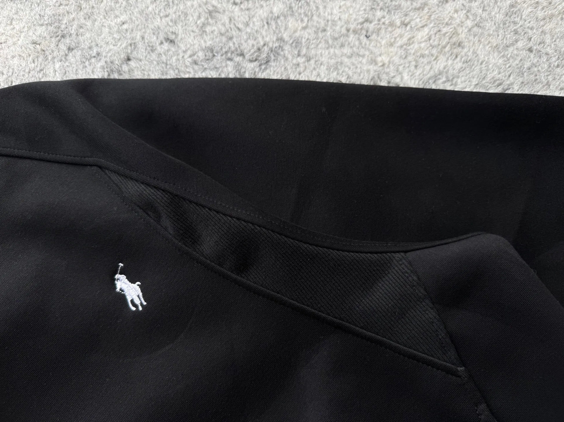 P220 Polo Ralph Lauren FW25 solid color embroidered logo sweatshirt. A sweatshirt is absolutely indispensable for the lazy feeling in autumn⛸️Ralph Luaren. The core is casual and relaxed, and the exterior is an American silhouette. It has a boyish laziness in place. It is unobtrusive but looks more timeless. 🕶️ The large drop shoulder version looks casual and fashionable. Wear it alone in spring and autumn or layer it in winter. It is completely a long-term sweatshirt in the wardrobe🫶🏻 Size Length Sleeve Length Bust M 63.5 80.5 130 L 65 82 134 XL 66.5 83.5 138